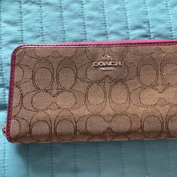 Coach Wallet - Zip Around - Picture 1 of 2